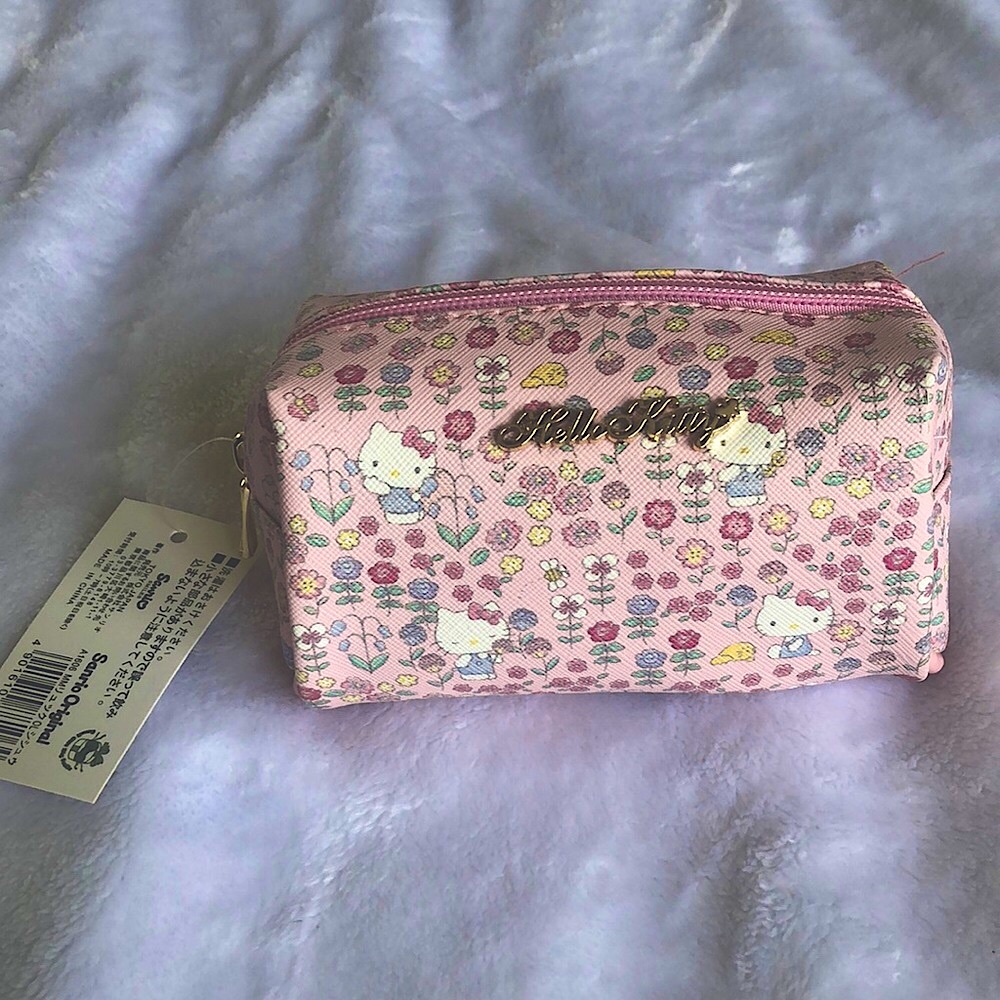 OFFICIAL LICENSED HELLO KITTY MAKEUP BAG💗